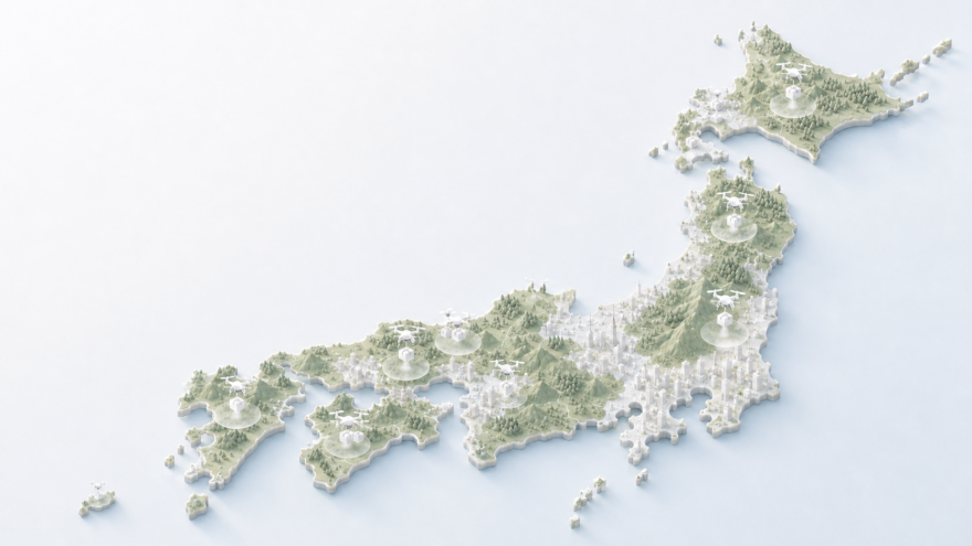 ドローンの配送が進む日本の地形を俯瞰したイメージ。山間部や離島にドローンと着陸地点が点在する一方、都市部は密集した建物として描かれ、地形と密度によって配送の条件が変わることを示す構成。